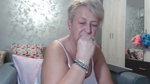 Snapshot of roses_and_lillies chatting on November 2025 05:57:02 PM Lovepinklilly online show from November 2025 05:57:02 PM