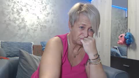 Snapshot of roses_and_lillies chatting on November 2025 06:01:01 PM Lovepinklilly online show from November 2025 06:01:01 PM