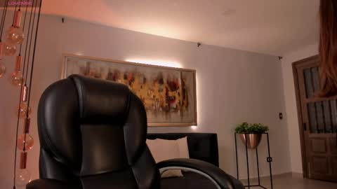 Roxanne Hill  online show from January 2026 12:32:01 PM