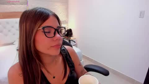 Snapshot of roxi_moon1 chatting on May 2026 07:31:02 PM R O X Y online show from May 2026 07:31:02 PM