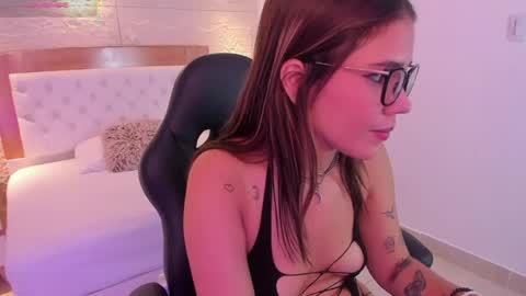 Snapshot of roxi_moon1 chatting on May 2026 07:43:02 PM R O X Y online show from May 2026 07:43:02 PM