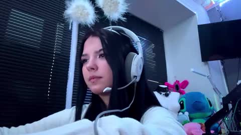 Snapshot of roxiepiurkowski chatting on October 2025 01:00:01 PM Hana online show from October 2025 01:00:01 PM