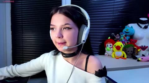 Snapshot of roxiepiurkowski chatting on October 2025 01:12:02 PM Hana online show from October 2025 01:12:02 PM