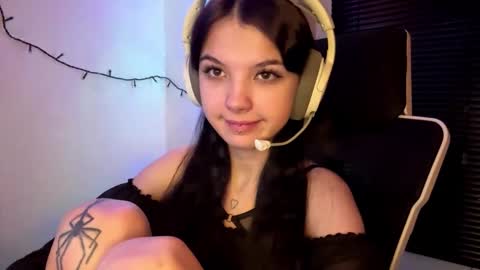 Snapshot of roxiepiurkowski chatting on February 2026 05:17:02 PM Hana online show from February 2026 05:17:02 PM