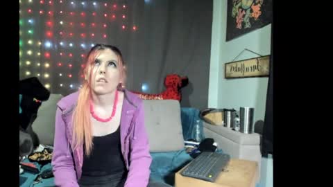 roxihazeleyes online show from September 2025 04:07:01 PM