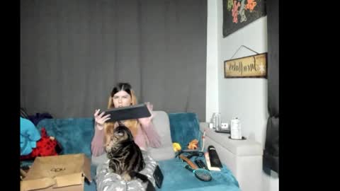 roxihazeleyes online show from January 2026 02:21:01 PM