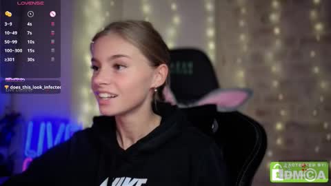 Snapshot of roxxxie_reid chatting on November 2025 09:26:01 PM Roxieex ABBY online show from November 2025 09:26:01 PM