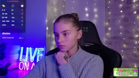 Snapshot of roxxxie_reid chatting on December 2025 07:33:02 PM Roxieex ABBY online show from December 2025 07:33:02 PM