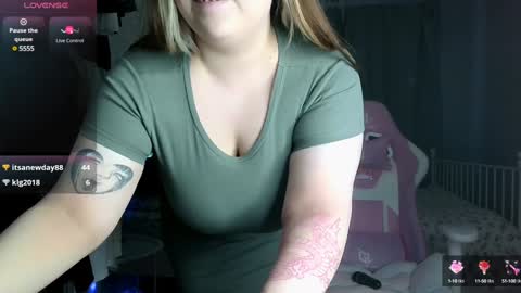 Snapshot of roxy_fleur chatting on January 2025 01:56:02 PM Roxy online show from January 2025 01:56:02 PM