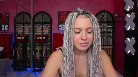 Snapshot of roxy_mars chatting on May 2026 01:33:02 AM Roxy online show from May 2026 01:33:02 AM