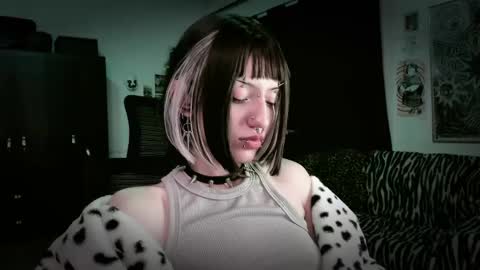 Snapshot of roxy_toxic chatting on May 2026 12:40:02 AM Roxy Independient model Help me to reach 50 thumbs up online show from May 2026 12:40:02 AM