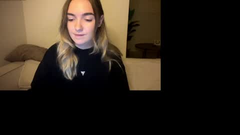 Snapshot of roxysweetdream chatting on June 2026 12:33:01 PM Roxy online show from June 2026 12:33:01 PM