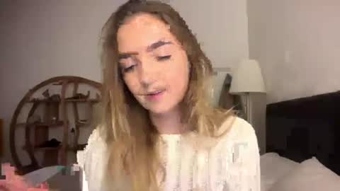 Snapshot of roxysweetdream chatting on June 2026 01:37:01 PM Roxy online show from June 2026 01:37:01 PM