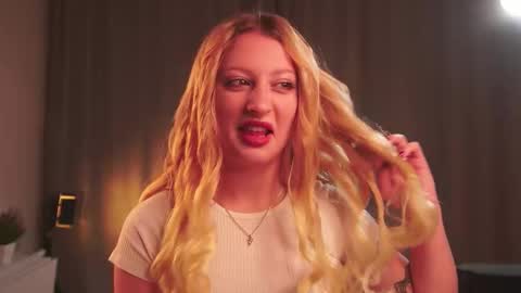 Mila online show from October 2025 03:23:02 PM