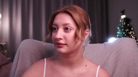 Snapshot of rue_novella chatting on December 2025 05:10:02 PM Mila online show from December 2025 05:10:02 PM