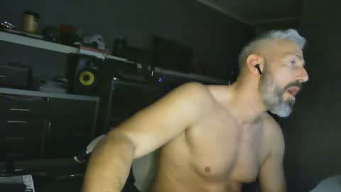 Chico que rico Caliente online show from January 2025 05:24:01 AM