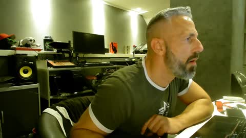 Chico que rico Caliente online show from February 2025 06:35:01 AM