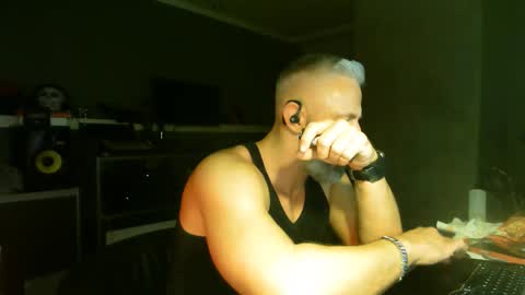 Chico que rico Caliente online show from October 2025 03:39:02 AM