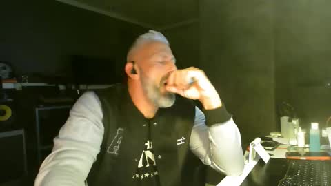 Chico que rico Caliente online show from December 2025 02:09:02 AM