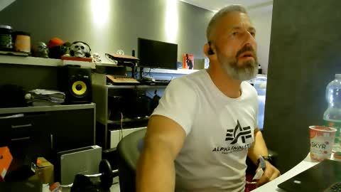 Chico que rico Caliente online show from February 2026 02:54:01 PM