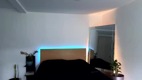  R U S S E L L  online show from September 2025 01:12:02 PM