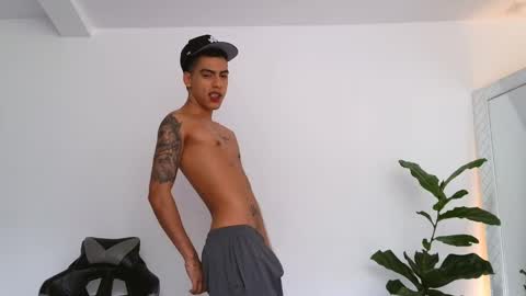  R U S S E L L  online show from November 2025 01:33:01 PM