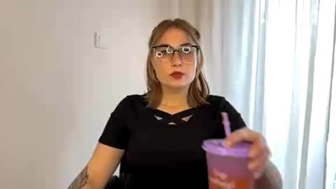 Nika online show from October 2025 01:31:02 PM