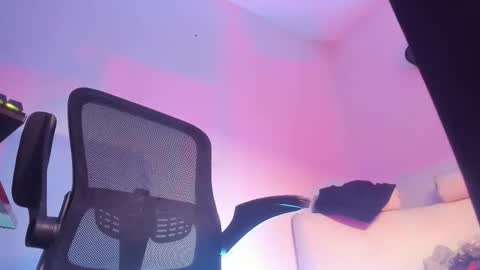 Snapshot of s_sven chatting on December 2025 12:18:01 AM Steven Independent online show from December 2025 12:18:01 AM