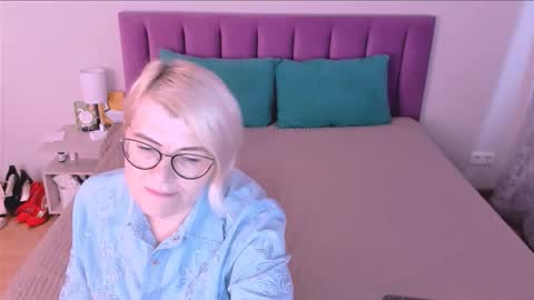 Sabrina MacMarren online show from November 2025 01:13:01 PM