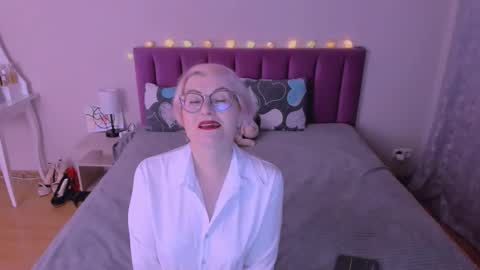 Snapshot of sabrinamacmarren chatting on February 2026 05:53:02 PM Sabrina MacMarren online show from February 2026 05:53:02 PM