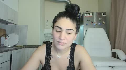 Snapshot of safari_xx chatting on December 2025 11:52:01 AM Queen online show from December 2025 11:52:01 AM