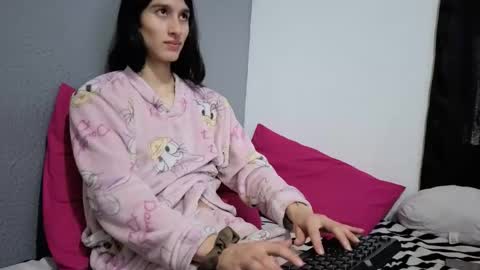 Snapshot of safiro_queen chatting on June 2026 12:33:02 PM Safiro Queen online show from June 2026 12:33:02 PM