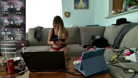 Snapshot of saltycaptain69_hatgirl69 chatting on October 2025 02:06:02 PM Salty Captain 69 Hat Girl 69 online show from October 2025 02:06:02 PM