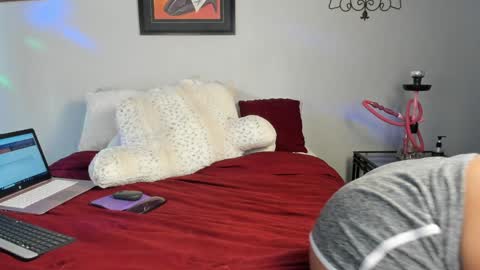 Yaya online show from February 2025 09:39:02 PM