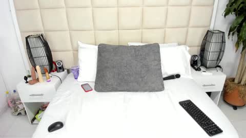 Snapshot of sammy_uwu1 chatting on February 2025 03:28:02 PM Nice to meet you guys my name is Lina. online show from February 2025 03:28:02 PM