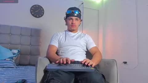 samxx_muscle online show from December 2025 01:07:01 PM