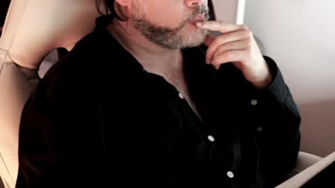 Sanders online show from December 2024 01:04:02 AM