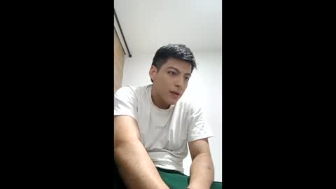 Snapshot of santi_henao chatting on June 2026 01:28:02 AM Santiago Henao online show from June 2026 01:28:02 AM