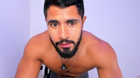 santiago_huntt online show from April 2026 07:25:02 PM