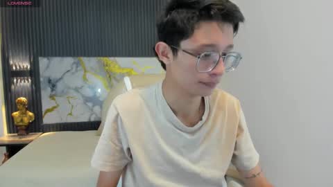 Snapshot of santiago_russo18 chatting on October 2025 12:06:01 PM santiago_russo18 online show from October 2025 12:06:01 PM