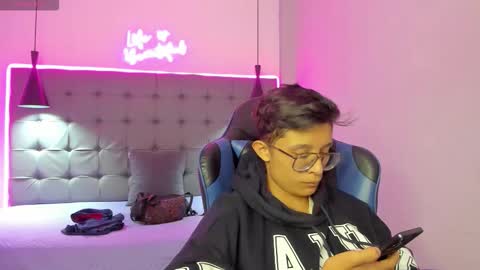 Snapshot of santiago_russo18 chatting on February 2026 01:20:01 PM santiago_russo18 online show from February 2026 01:20:01 PM