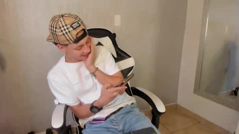 Julius Novachrono  online show from October 2025 07:33:01 PM