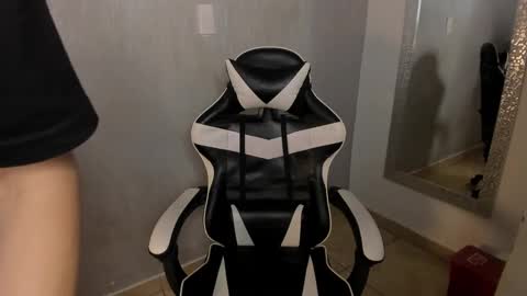 Julius Novachrono  online show from November 2025 07:47:01 PM