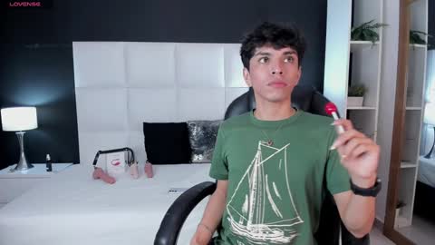 Santiago Carrington online show from December 2024 11:47:01 PM