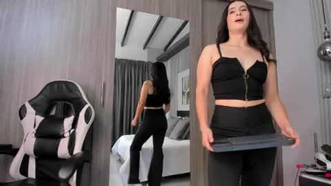 Snapshot of saragomez_1 chatting on May 2026 02:01:02 PM Sara Gomez online show from May 2026 02:01:02 PM