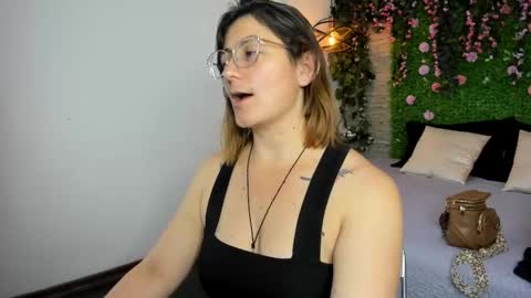 Sarah Deyvis online show from November 2025 04:17:02 PM