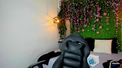 Sarah Deyvis online show from November 2025 06:54:01 PM