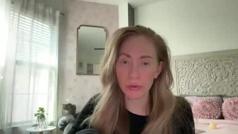Snapshot of sarahgiroux86 chatting on April 2026 05:18:01 PM Sarah online show from April 2026 05:18:01 PM