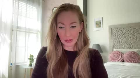 Snapshot of sarahgiroux86 chatting on April 2026 05:52:02 PM Sarah online show from April 2026 05:52:02 PM