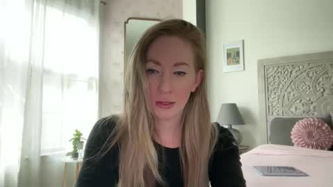 Snapshot of sarahgiroux86 chatting on May 2026 05:52:02 PM Sarah online show from May 2026 05:52:02 PM